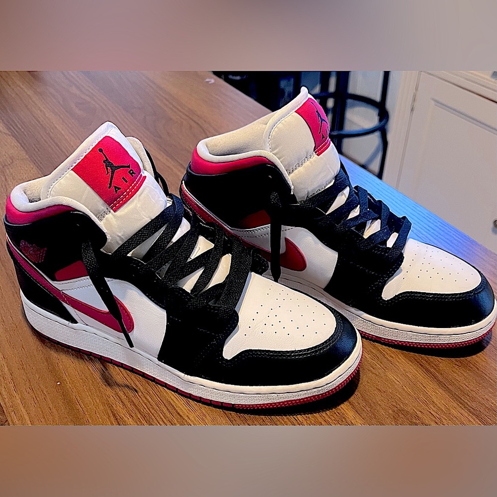 Jordan 1 Mid Very Berry